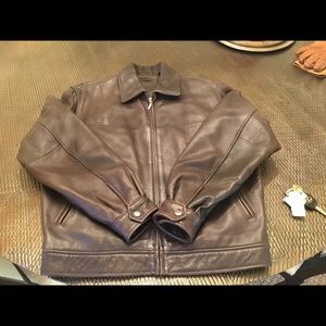Roundtree and York Men’s Lambskin Bomber Jacket